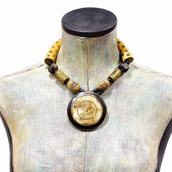 VTG 80's Chunky Horn Medalion Necklace - Picture 1 of 2